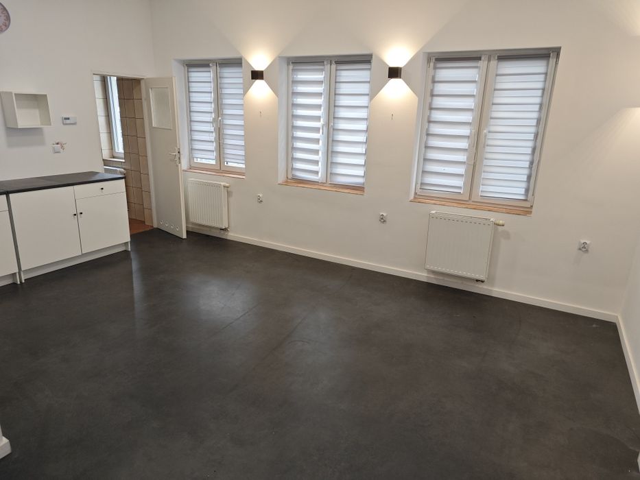 Lokal użytkowy w centrum do wynajęcia 35m2 oraz parking