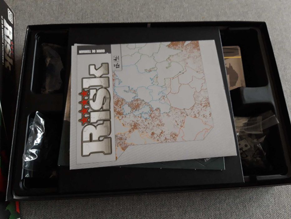 Jogo de tabuleiro, sociedade RISK.