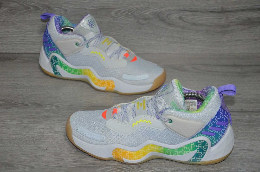 Продам кросівки Фірма Adidas DON Issue 3.