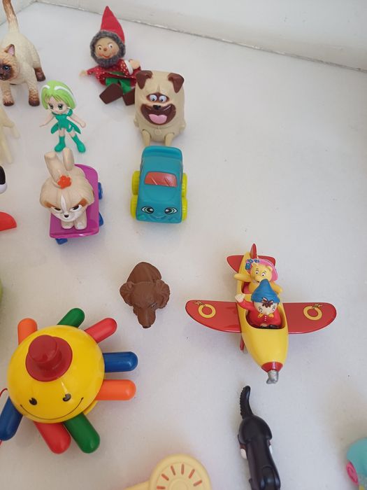 36 figuras e brinquedos pequenos