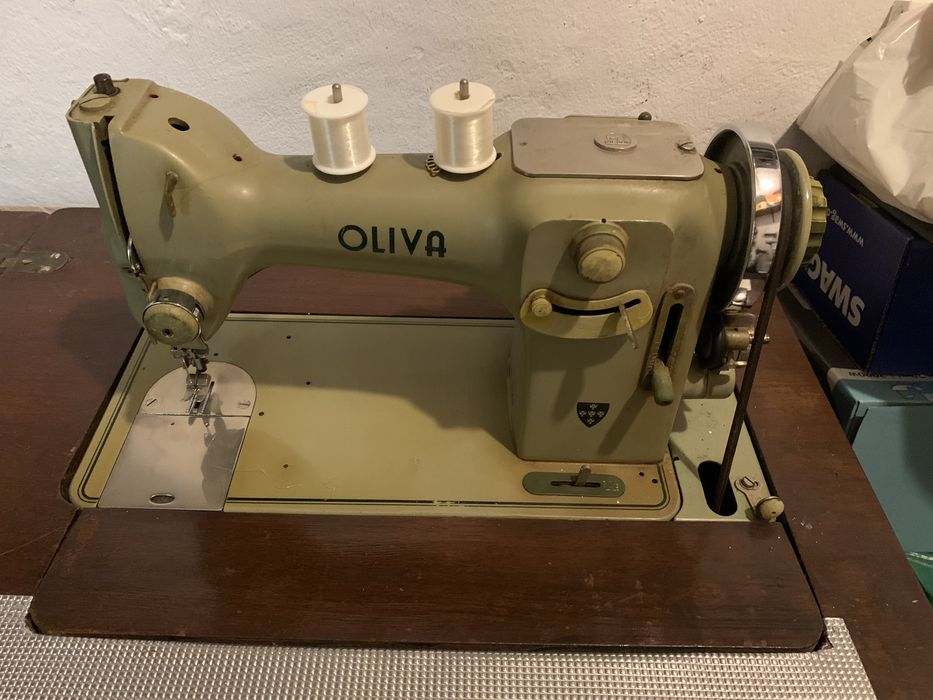 Maquina de Costura Oliva c/ movel