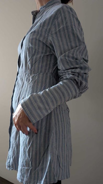 Túnica com vários pormenores nas mangas