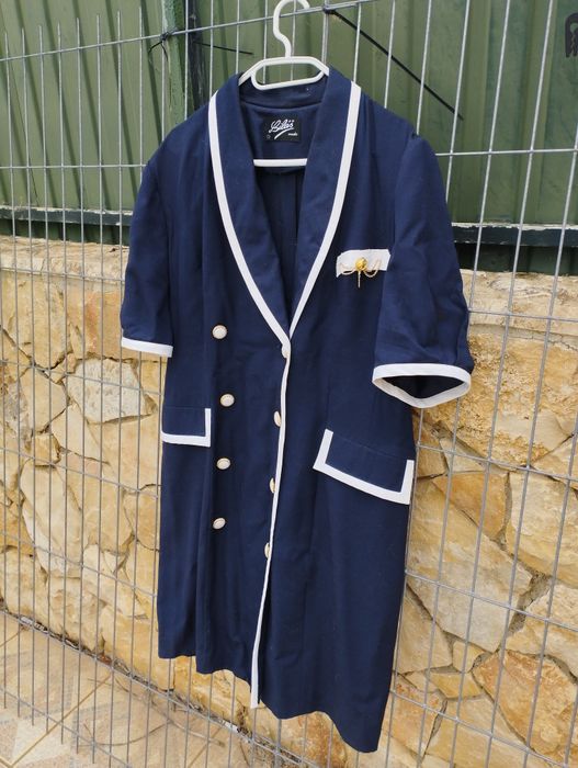 Vestido azul e branco.