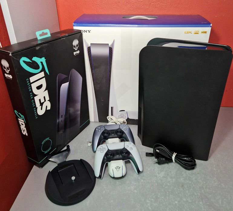 Konsola Playstation 5 825GB z napędem+ 2 pady+ akcesoria