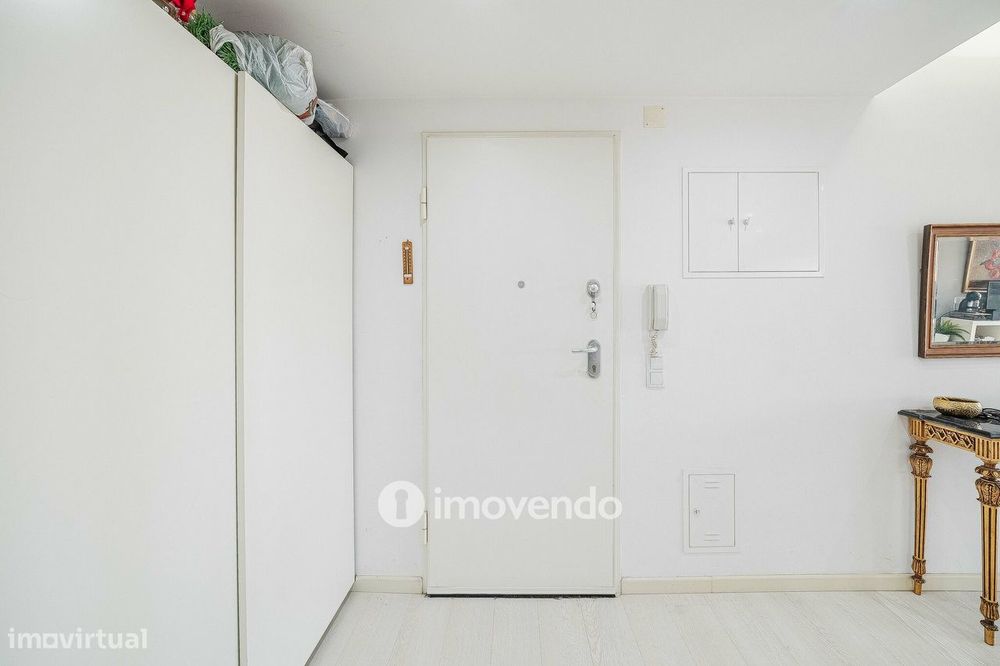 Apartamento T2 luminoso, totalmente remodelado, em Corroios