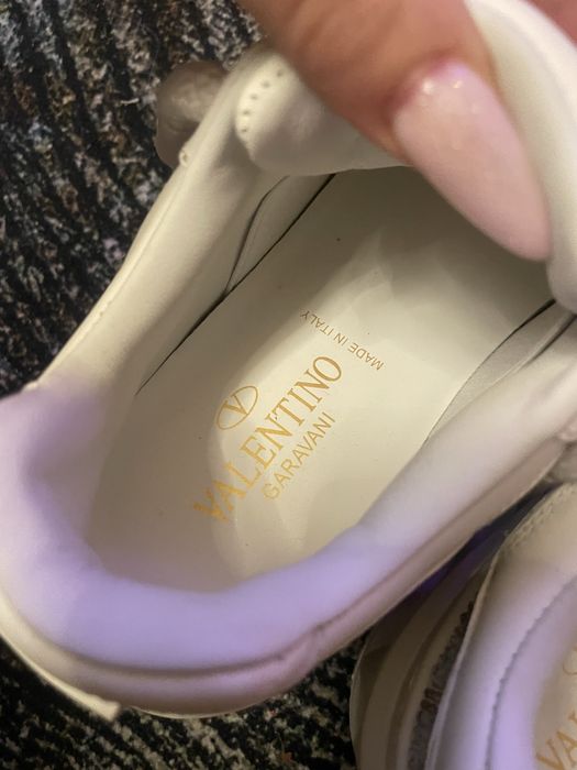 Шикарные кроссовки Валентино на танкетке со стразами, коллекция 2023