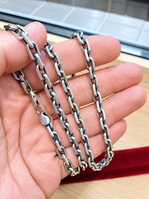 Серебряная цепочка и крест