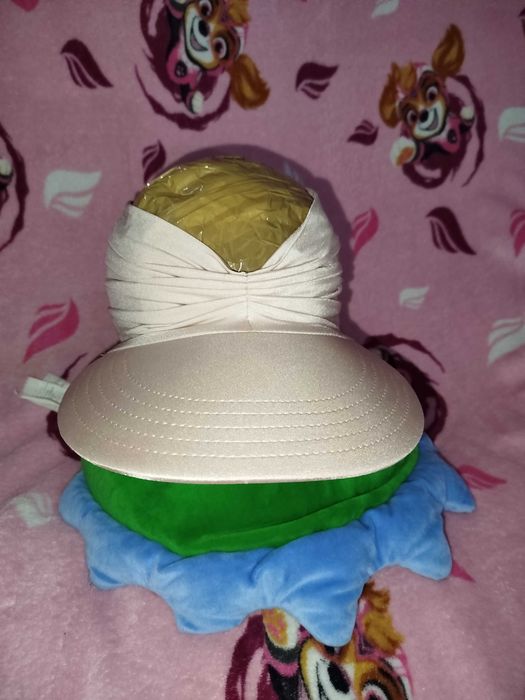 Czapka z daszkiem (bejsbolówka) z otworem na kucyk.