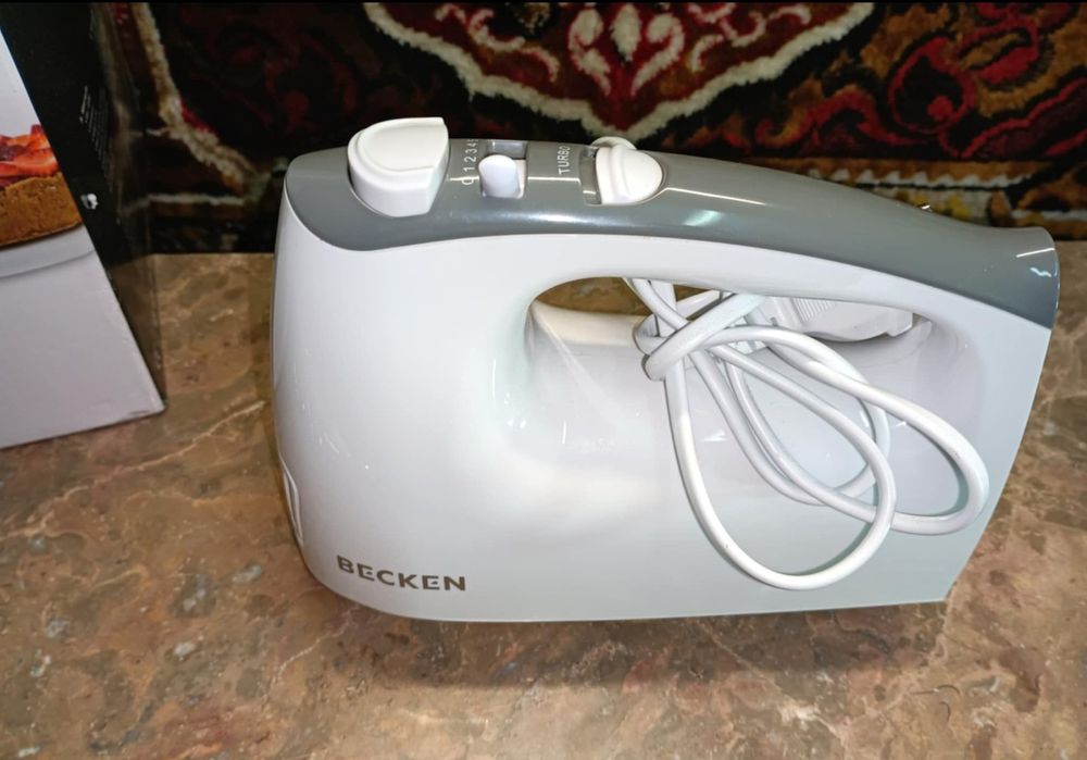 Batedeira eléctrica  com taça Nova em caixa, marca BECKEN