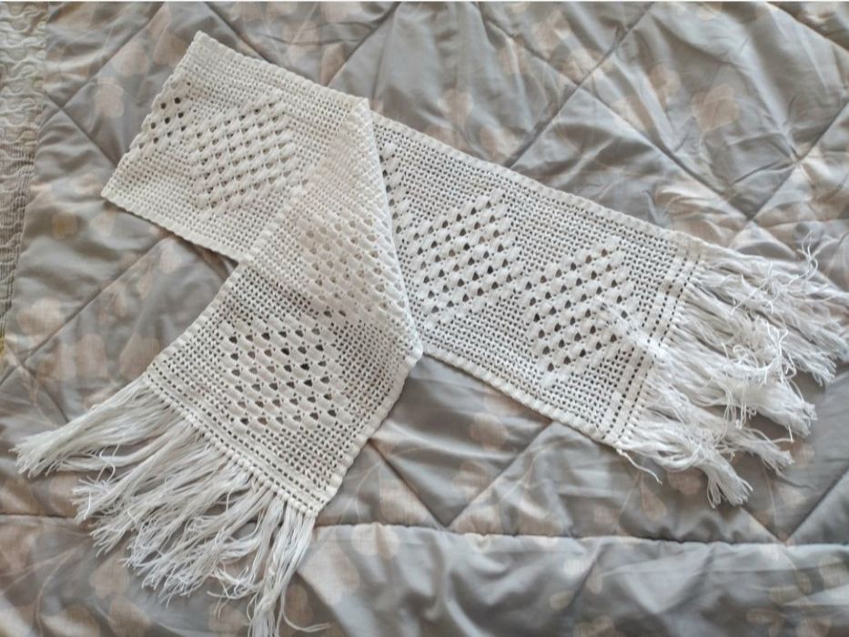 Caminho em renda feito à mão