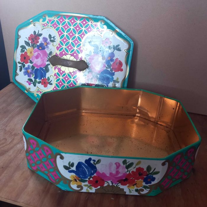 Bonita caixa em lata