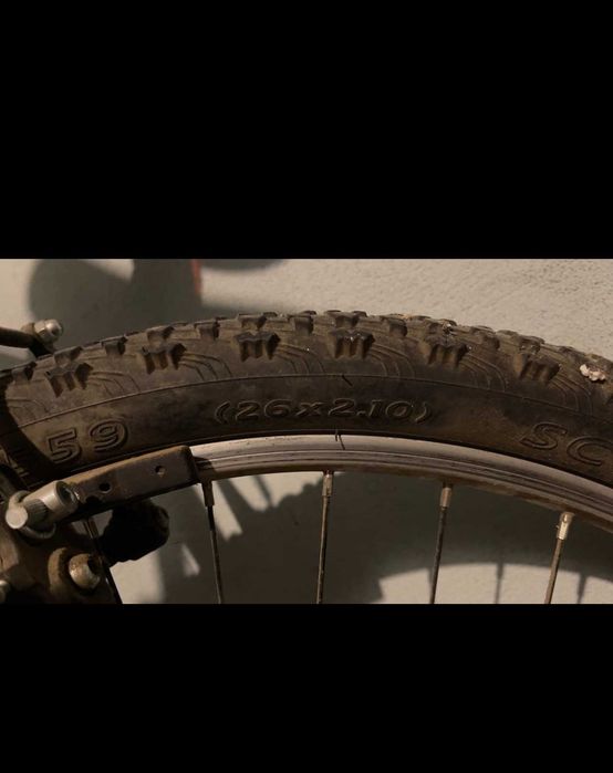 Bicicleta de montanha preta e cinza