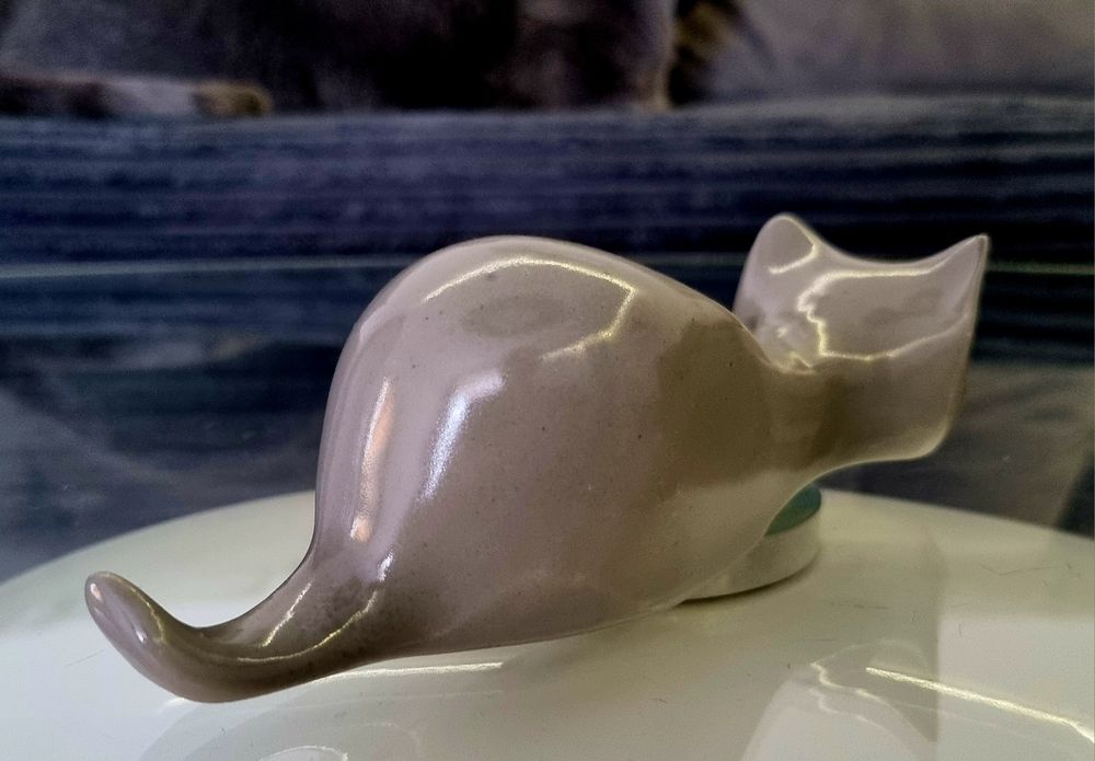 Sygnowana figurka Kot polujący Chodzież, lata 60.