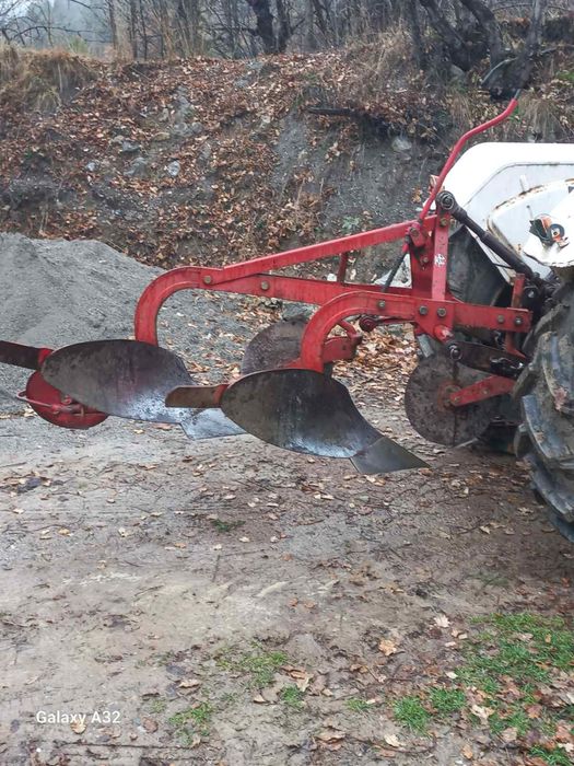 Продам 2-х корпусний плуг Massey-Ferguson 2по30
