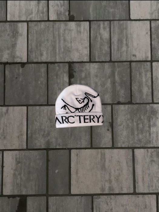 Biała Czapka Arcteryx