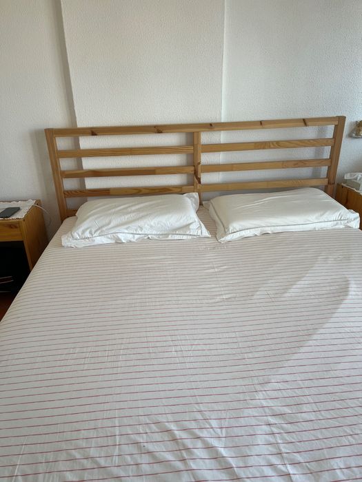 Cama de casal em Pinho natural em ótimo estado com colchão e 2 mesas de cabeceira