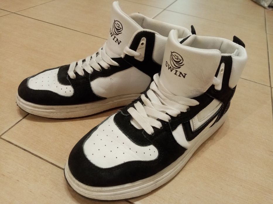 Buty SWIN młodzieżowe chłopięce halowe r.39 w bardzo dobrym stanie