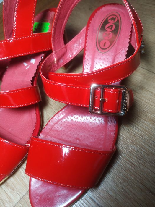 Красные кожаные босоножки