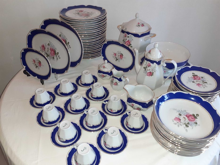 Serviço de jantar com relevo em ouro