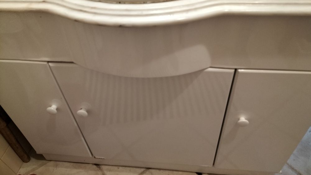 Lavatório, pedra mármore e móvel WC, bege