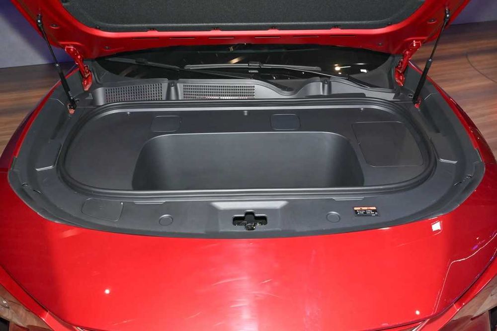 Електромобіль Mazda EZ-60 EV 600 Max Sport 2WD 2026, Crystal Soul Red, чорний салон