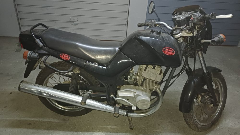 Vende-se jawa por 800 euros  para restauro  esta parada a mais de 6 anos o valor e fixo