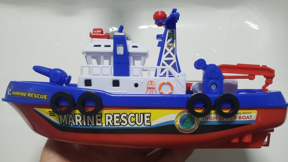 Barco a pilhas com motor, luz e som