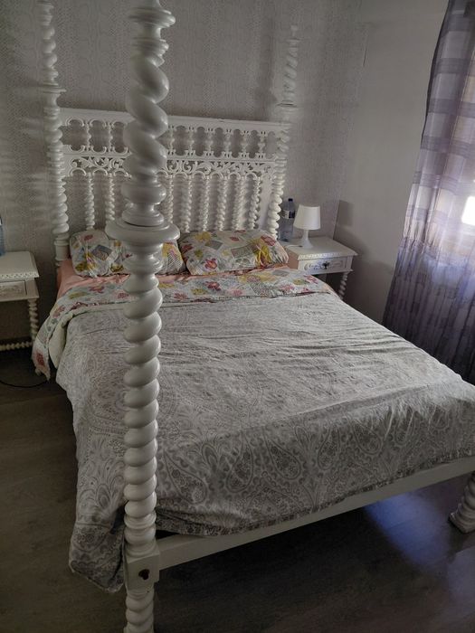 Mobilia de quarto estilo antigo lacada  a branco