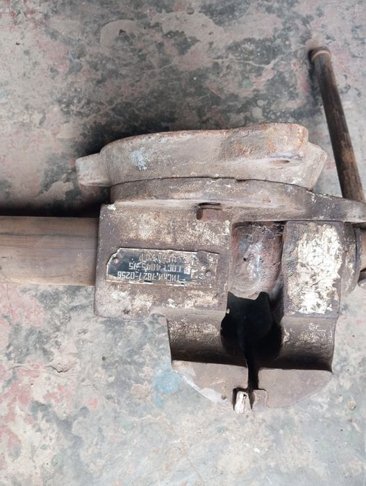 Тиски слесарные б/у