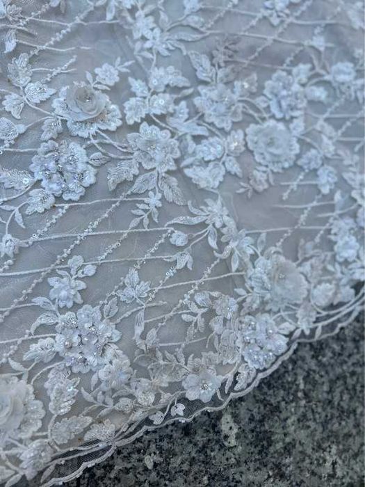 Suknia ślubna koronkowa odkryte ramiona kwiaty