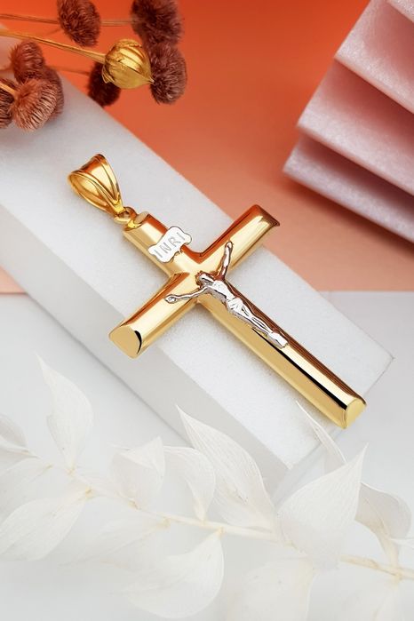 Złota zawieszka w kształcie krzyża z wizerunkiem Jezusem