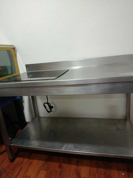 Bancada de cozinha com fogão elétrico