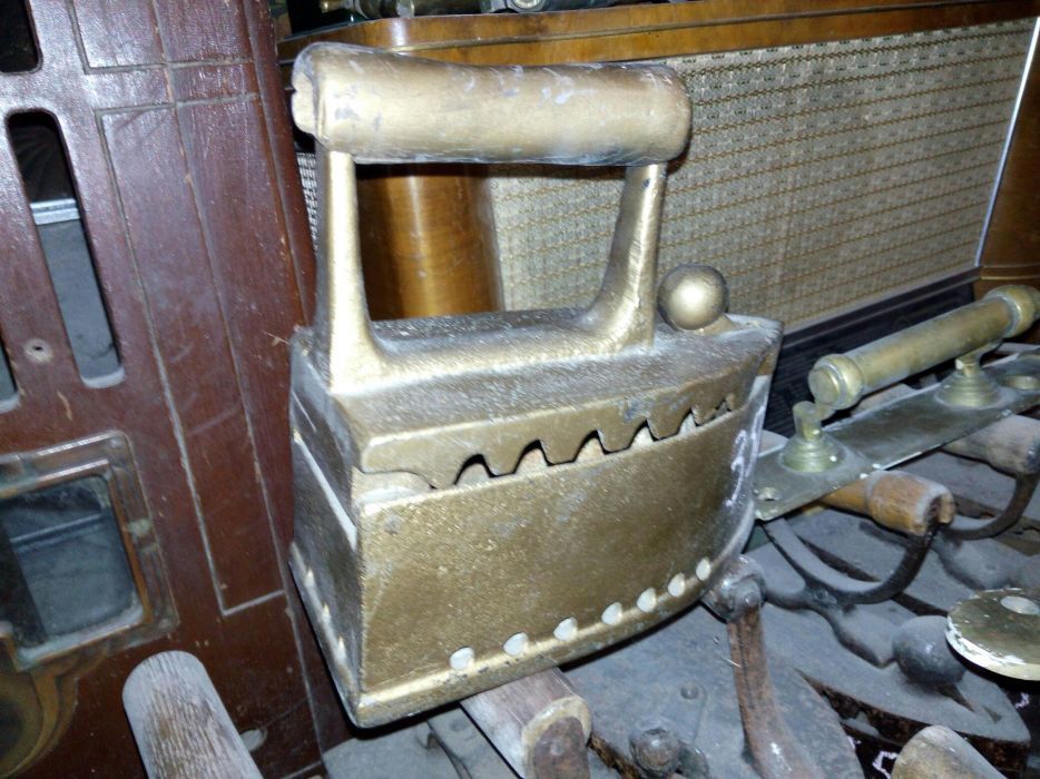 Чугунный утюгУтюг