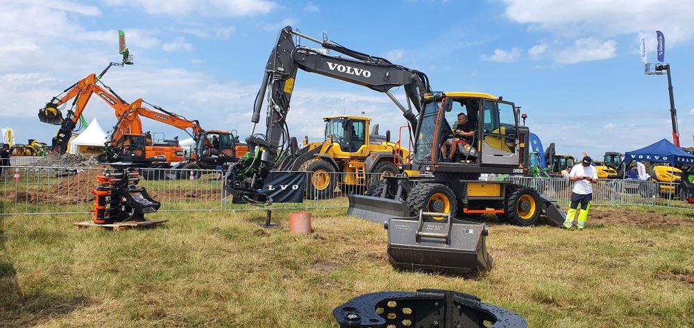 Głowica ścinkowa do drzewa z kolektorem pakietującym do koparki VOLVO