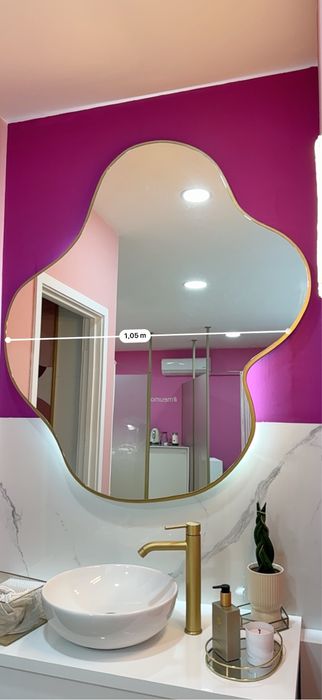 Espelho formato organico com base metal dourada