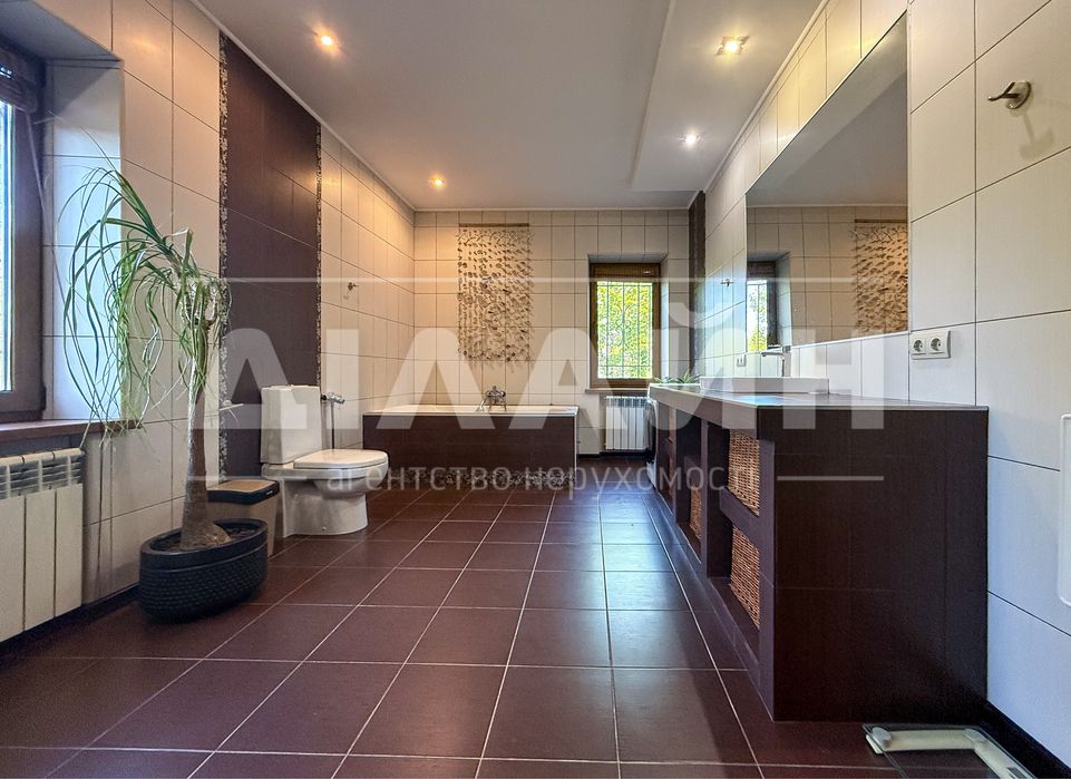 Гарний будинок на Правому 350 м2 , 16 сот