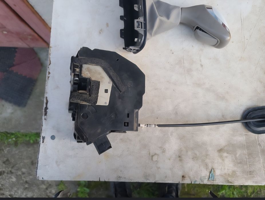 Renault Zoe замок водійського дверки