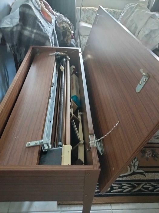 Vendo máquina de tricotar manual e elétrica.
