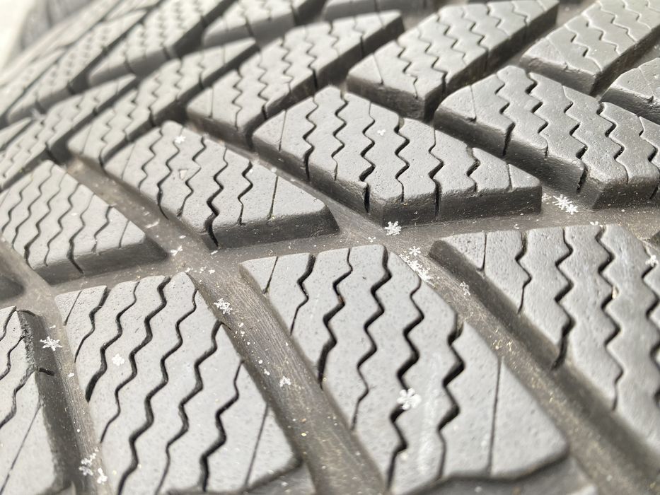 Зимняя резина Bridgestone 245.35.19. Пара.