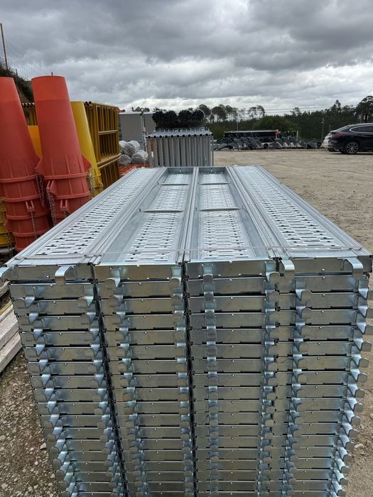 Andaimes europeu e tradicional