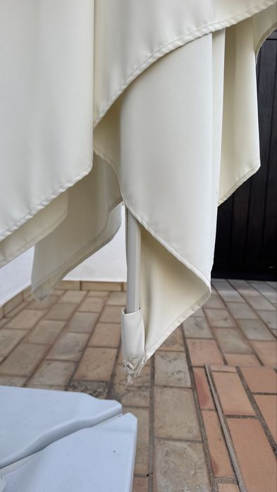 Guarda-Sol de Jardim com Base – Branco/Bege