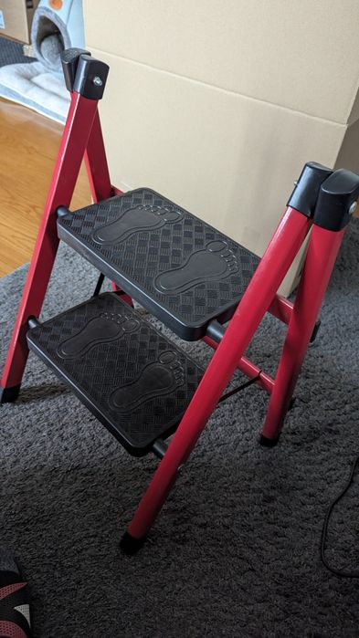 Mini escadote fácil de arrumar para casa. Excelente condição