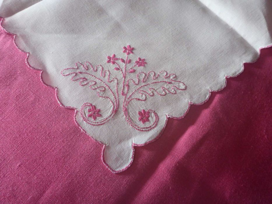 Toalha redonda linho cor rosa e 8 guardanapos bordados á mão 172x164cm