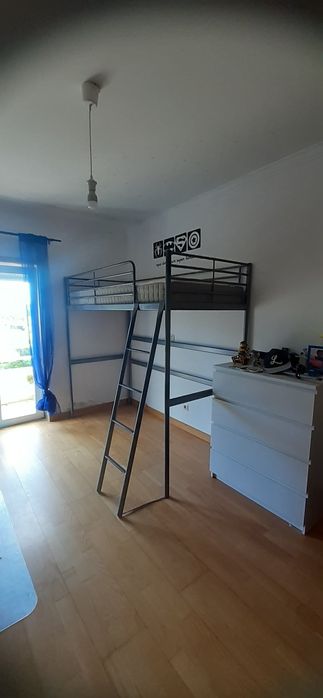 Cama alta de ferro