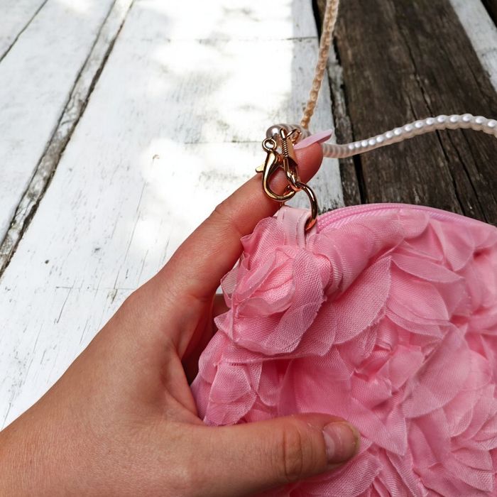 Cudna różowa torebka wizytowa na łańcuszku z perłowym uchwytem