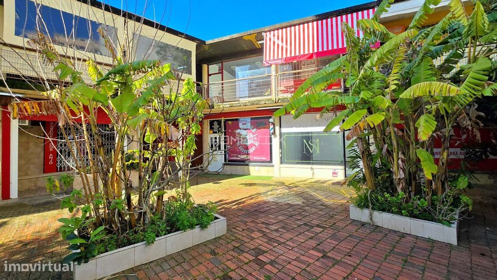 Espaço Comercial com Dois Gabinetes e Montra – Monte Abraão / Queluz