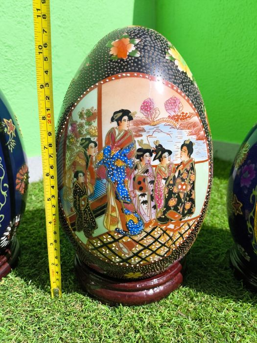 Conjunto de 6 ovos chineses em porcelana com base em madeira