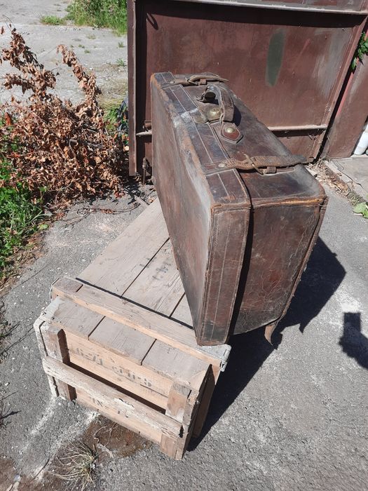 Ящик дерев'яний, шкіряна валіза, декор