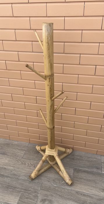 Cabide de pé em bambu 1,2m altura 40cm base