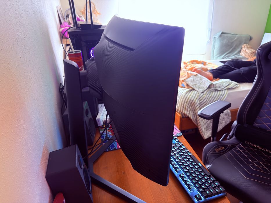 Samsung Odyssey G6 240HZ 27”